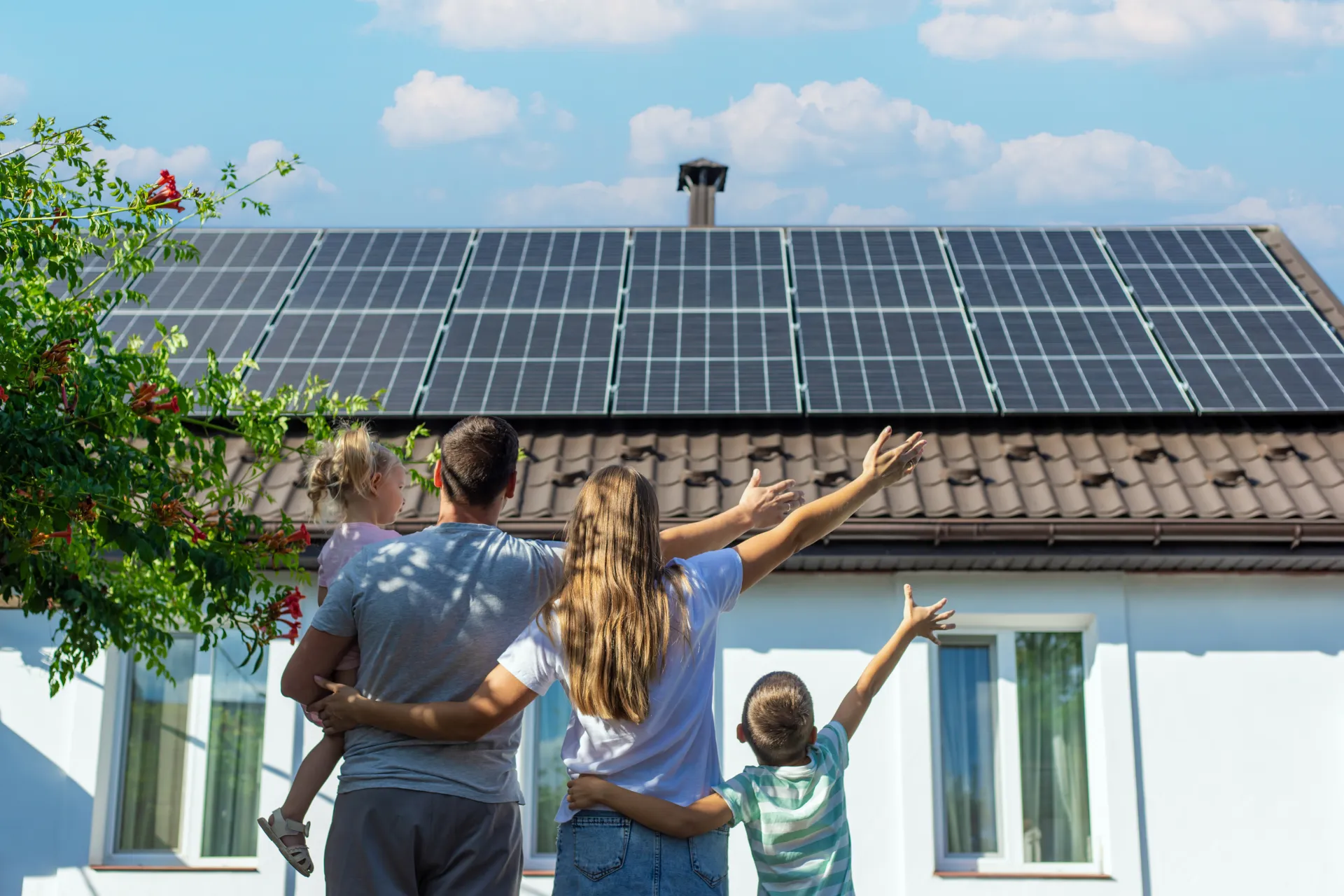 Moderne Einfamilienhäuser mit Solaranlagen auf dem Dach